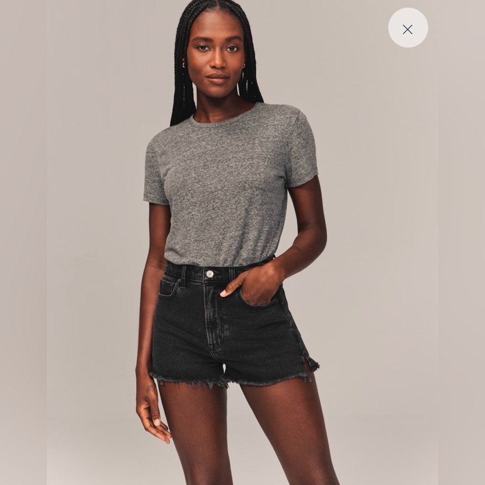 Abercrombie & Fitch High Rise 4” Mom Short in Black Denim. Size 26/2.
